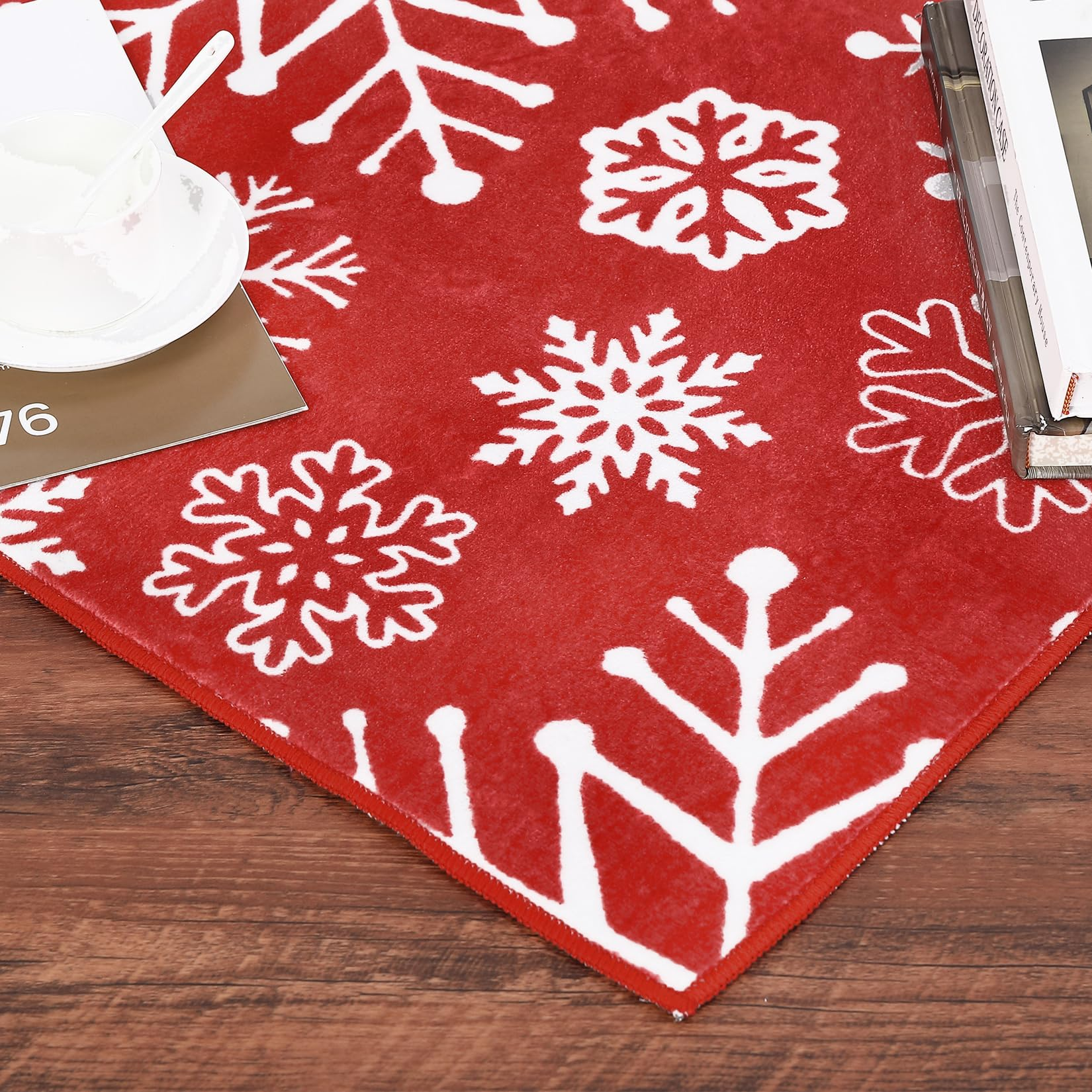 Garvee Christmas Runner Rug 2x6 Hallway Runner Rug Red Snowflakes Xmas Runner Washable Kitchen Rug Non Slip Bath Mat Holiday Decor Modern Soft Stain Resistant Carpet for Bedroom Laundry 2'x6' Red